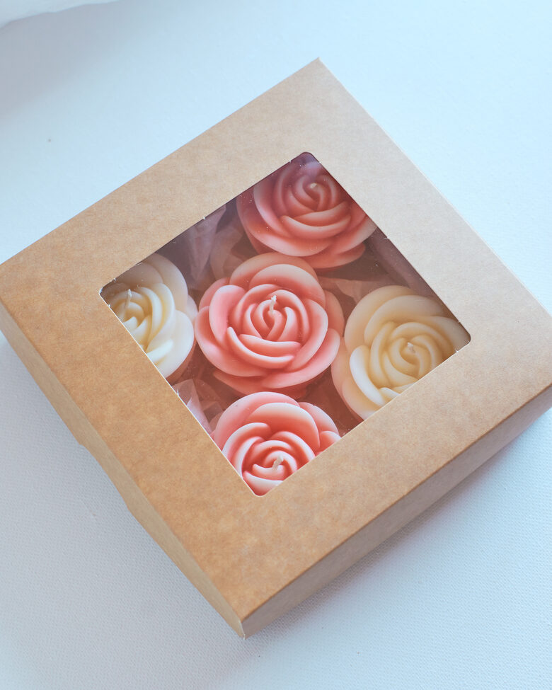 Rožių formos kvapnių žvakių rinkinys su vanilės aromatu – dovanų dėžutėje