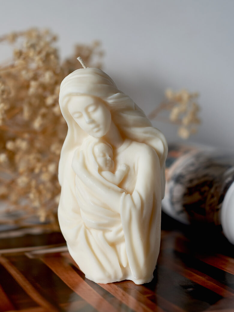 Figūrinė interjerinė žvakė „Madona su kūdikiu“