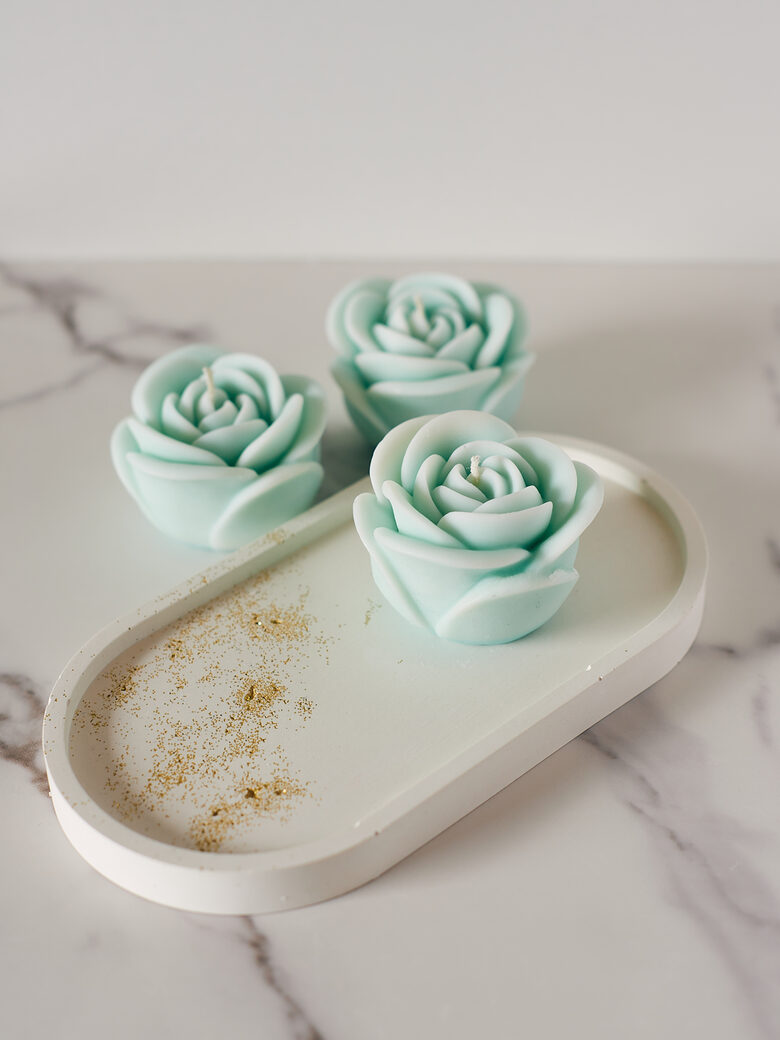 Sojų vaško žvakių rinkinys – 3 mėtinės rožės su padėkliuku