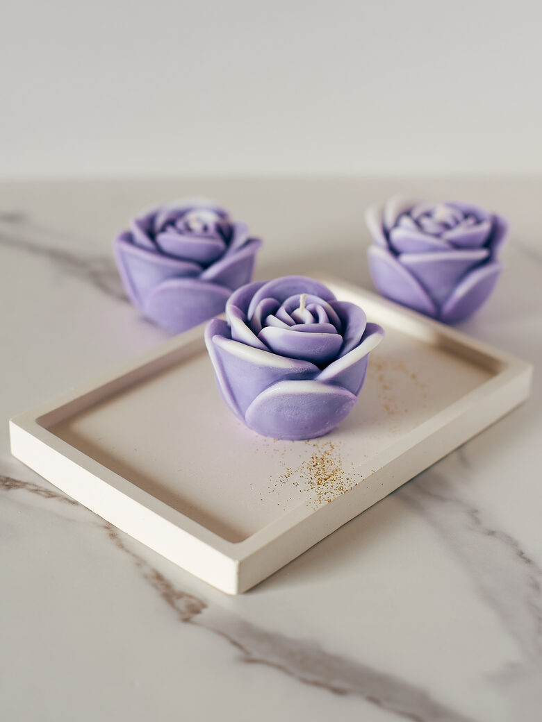 Sojų vaško žvakių rinkinys – levandų spalvos gėlės su padėkliuku