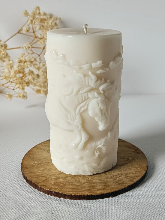 Rankų darbo sojų vaško žvakė „Bėganti žirgas“ – stulpelio forma